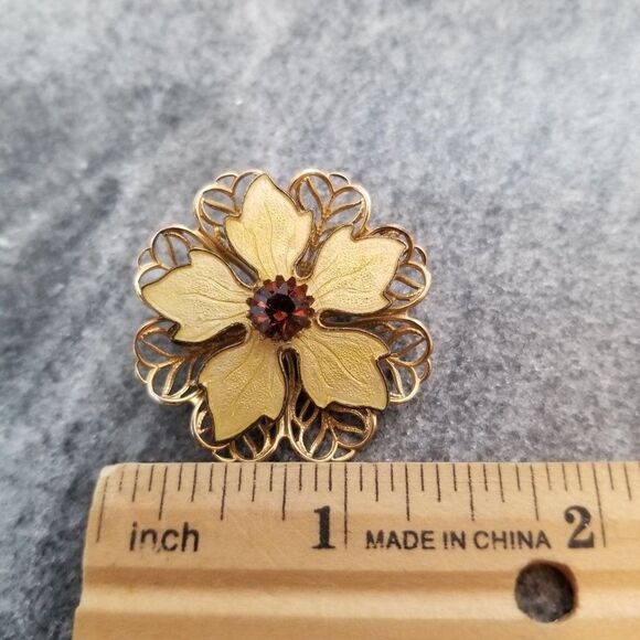 Vintage Gold Tone Filigree and Yellow Enamel Flower Shaped Brooch, Lapel Pin - Picture 4 of 5